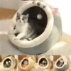 chat mignon cachant un lit de maison confortable et chaleureux