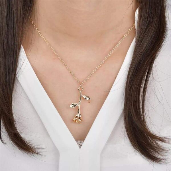 collier rose fleur 3